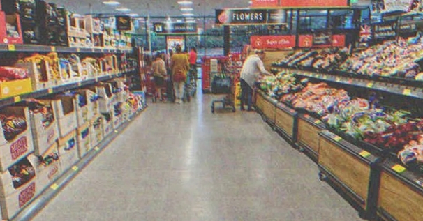 Eine armer junger Supermarktkassierer erhält ein Erbe von einem blinden alten Kunden - Story des Tages